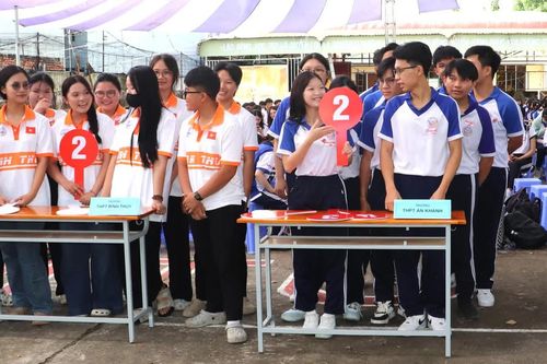 Hơn 400 học sinh, sinh viên tìm hiểu pháp luật an toàn giao thông