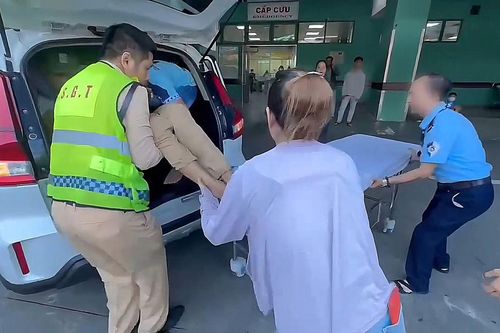 CSGT Đà Nẵng dùng xe đặc chủng dẫn đường đưa người dân bị đột quỵ đi cấp cứu