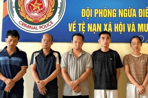 Sang Campuchia làm việc chuyển tiền, 2 người bị khởi tố về tội rửa tiền