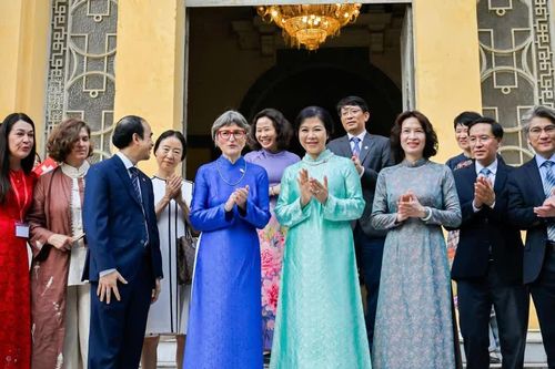 Phu nhân lãnh đạo Việt Nam và Thụy Sĩ thăm Trường Đại học Dược Hà Nội