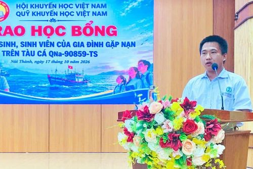 Hội Khuyến học Việt Nam trao 120 triệu đồng học bổng cho học sinh, sinh viên có gia đình gặp nạn trên biển