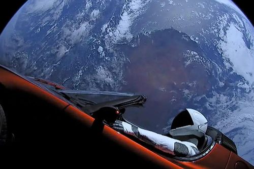 Tesla Roadster: Chiếc xe điện 'du hành' quanh Mặt Trời gần 9 năm
