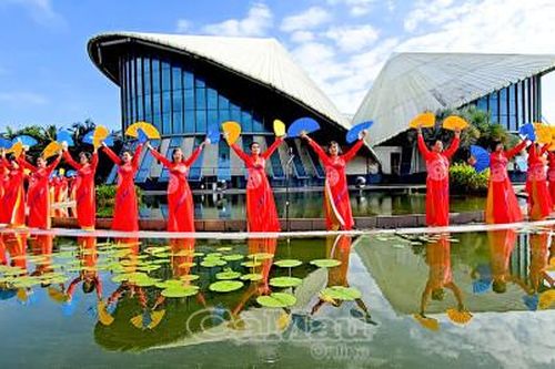 Sắc màu dân vũ chào mừng Ngày Phụ nữ Việt Nam