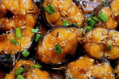 Loại cá có lớp da nhớt, nhiều người chê bẩn không mua: Chợ Việt bán quanh năm, đem kho với thứ quả quen thuộc ngon bất ngờ