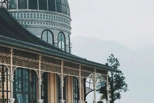 Việt Nam có một 'cung điện' nằm ở độ cao 1.600 m, 3 năm liên tiếp được vinh danh 'biểu tượng hàng đầu thế giới', du khách ngỡ lạc giữa trời Âu
