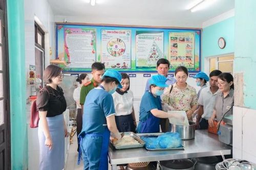 Tp. Huế: Phường Hương Thủy kiểm tra đột xuất, tăng cường an toàn thực phẩm