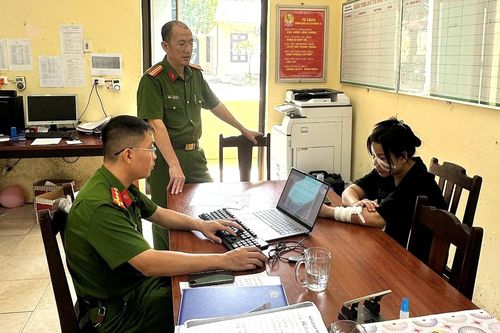 Khởi tố cô gái giật thẻ, bẻ gậy chỉ huy giao thông của an ninh thôn