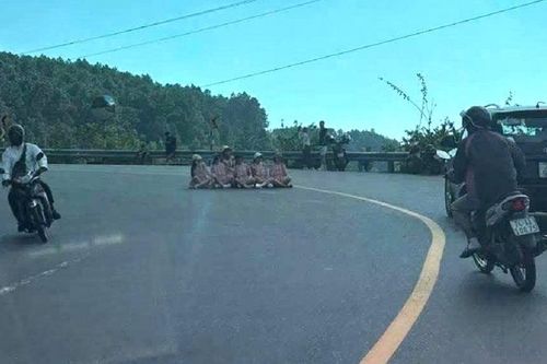 Xác minh vụ nhóm người ngồi chụp ảnh giữa khúc cua trên đèo Hải Vân
