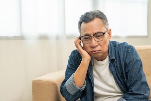 Sốc nghỉ hưu: Buổi sáng trước đây cả chục người chào, nay chỉ có vợ hỏi ăn gì