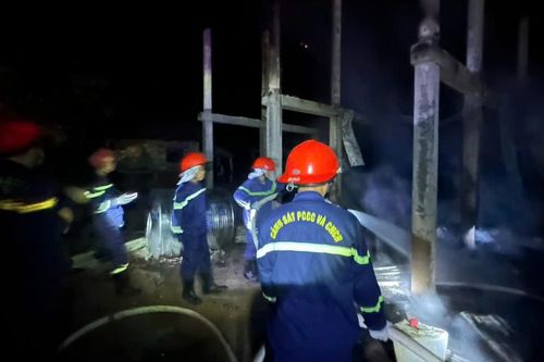 Hiện trường ngôi nhà sàn bị cháy rụi trong đêm ở Quảng Trị