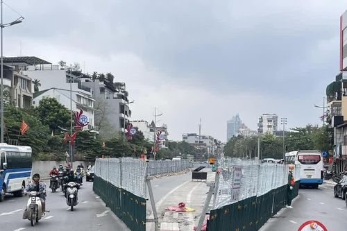 Rào chắn, hạn chế một loạt phương tiện trên đường Nghi Tàm, Âu Cơ để thi công cầu Tứ Liên