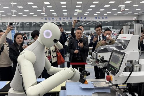 Robot Trung Quốc học nghề, công nhân có lo mất việc?