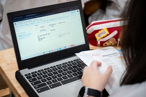 Rủi ro khi lạm dụng giao bài tập trên laptop, iPad