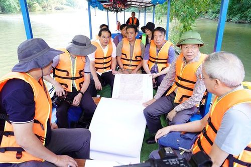 Thứ trưởng Bộ VHTTDL Hoàng Đạo Cương khảo sát thực tế hồ Ba Bể