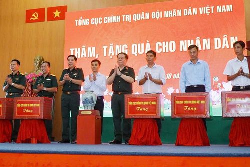 Thắm tình quân dân qua hành trình trở về Chiến khu 8