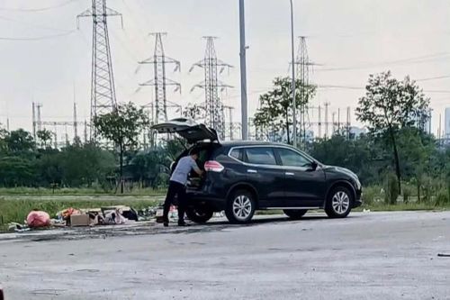 Nghệ An:Công an làm việc với người đàn ông lái ô tô bỏ rác bên đường