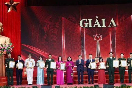 Thường trực Ban Bí thư Trần Cẩm Tú dự Lễ trao giải Cuộc thi chính luận về bảo vệ nền tảng tư tưởng của Đảng lần thứ Sáu