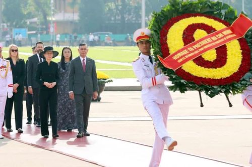 [Ảnh] Thủ tướng Liechtenstein viếng Chủ tịch Hồ Chí Minh