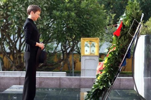 [Ảnh] Thủ tướng Liechtenstein đặt vòng hoa tưởng niệm các Anh hùng liệt sĩ