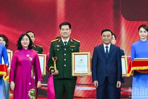 [Ảnh] Thường trực Ban Bí thư Trần Cẩm Tú dự Lễ trao giải cuộc thi chính luận về bảo vệ nền tảng tư tưởng của Đảng, lần thứ sáu, năm 2026