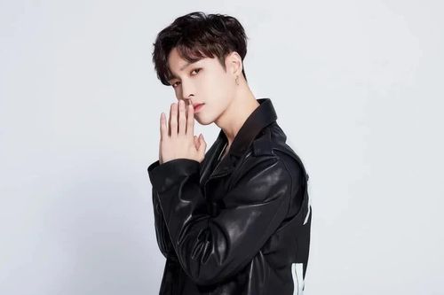 Lay (EXO) quay lại trường học ở tuổi 35