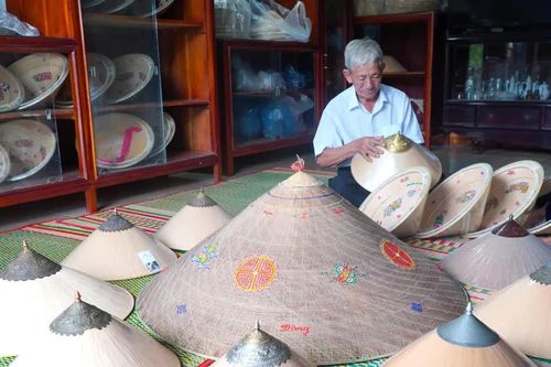 'Lửa nghề' làng chằm nón ngựa hơn 300 tuổi vẫn cháy