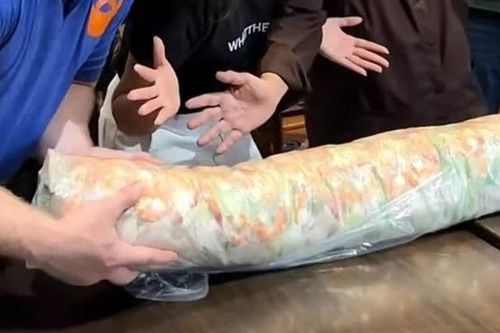 Cảnh báo nguy hiểm từ thử thách ăn gỏi cuốn 10kg tại TPHCM