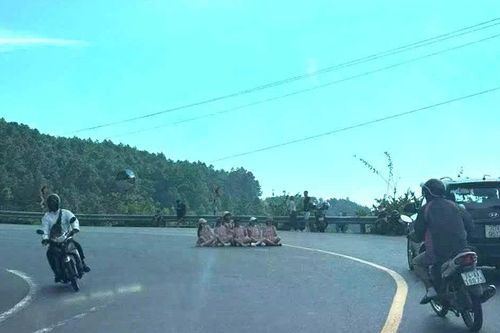 Xử phạt nhóm phụ nữ ngồi giữa đường ở đèo Hải Vân để chụp ảnh