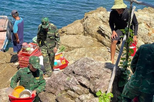 Bộ đội biên phòng đảo Hòn Chuối giúp dân chuyển nhà tránh sóng gió