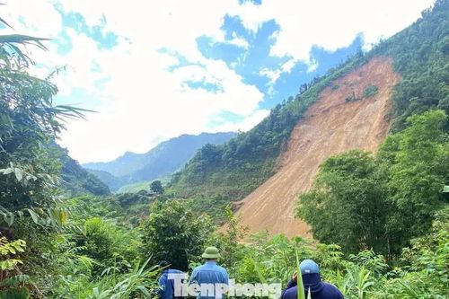 Núi nứt dài 1km đe dọa an toàn 61 hộ dân
