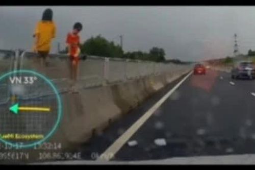 Phát hoảng 2 trẻ nhỏ leo trèo trên dải phân cách cao tốc Biên Hòa - Vũng Tàu