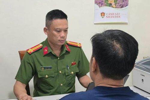 Công an làm việc với người đàn ông lái ô tô vứt rác bên đường gây phẫn nộ