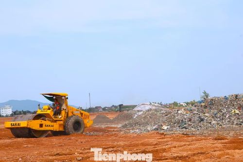 Hàng nghìn tấn rác phát lộ tại dự án khu công nghiệp 1.500 tỷ: Xử lý thế nào?