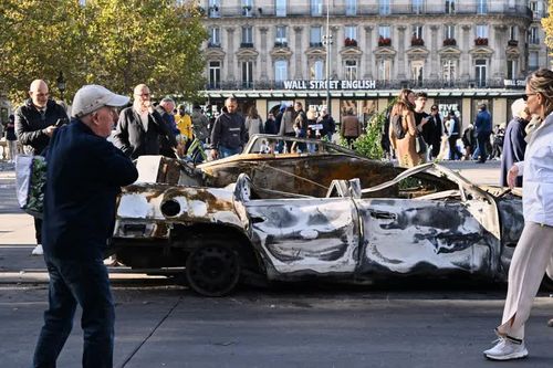 Tổng thống Macron bị chỉ trích vì đi xem hoà nhạc khi nước Pháp chìm trong bạo loạn