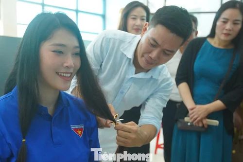 Bạn trẻ chung tay mang mái tóc mới đến bệnh nhân ung thư