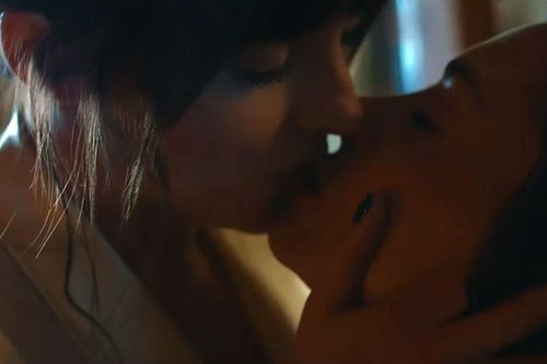 Cảnh nóng không có trong kịch bản phim 18+ của 2 mỹ nhân đẹp nhất thế giới