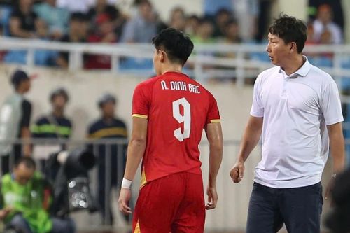 Danh sách tuyển Việt Nam: HLV Kim Sang Sik tính gì với Đình Bắc?