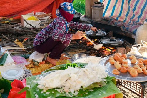 Chợ ở Thanh Hoá nằm giữa rặng phi lao xanh mát, bán đủ món ngon dân dã