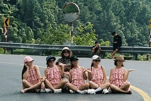 Xử phạt 6 người phụ nữ ngồi tạo dáng chụp ảnh giữa khúc cua trên đèo Hải Vân