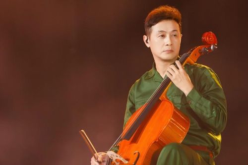 Duy Khánh ngã nhào, MC Anh Tuấn VTV ngồi trên mái nhà kéo cello