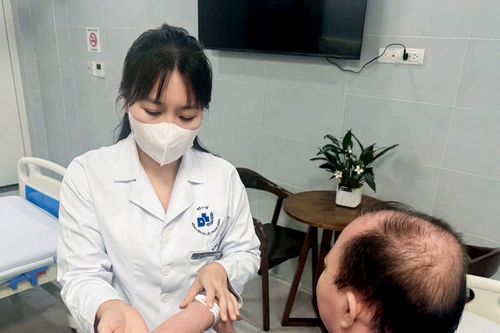 Người đàn ông suy tuyến thượng thận sau mũi tiêm 'thần dược'
