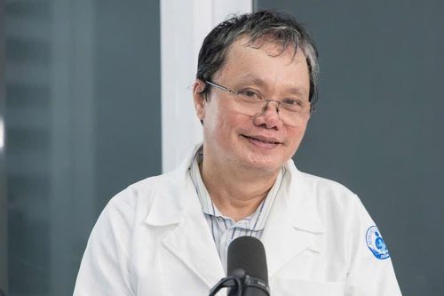 Bác sĩ Trương Hữu Khanh chỉ cách dễ dàng phân biệt cúm và não mô cầu