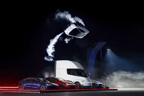 Giải mã màn bay trên không, lộn vòng, hạ xuống mặt đất của ô tô Tesla Roadster
