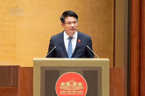 Viện trưởng Nguyễn Huy Tiến trình bày Báo cáo về dự thảo Bộ luật Tố tụng hình sự (sửa đổi) và Tờ trình dự án Nghị quyết của Quốc hội