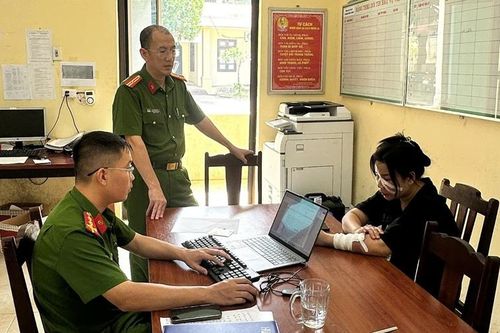 Người phụ nữ giật thẻ, bẻ gậy của lực lượng bảo vệ an ninh cơ sở
