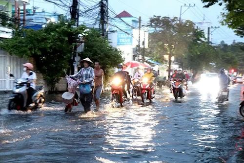 Nam Bộ và Nam Trung Bộ mưa dông, cảnh báo lốc xoáy trên biển