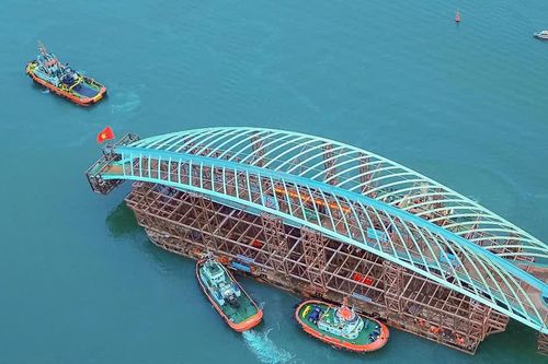 Đưa vòm thép cầu đi bộ 3.400 tấn vượt biển về TP Hồ Chí Minh