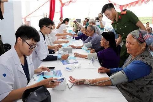 Khám bệnh, cấp phát thuốc miễn phí cho đồng bào vùng biên