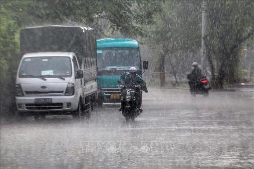 Mưa to cục bộ trên đất liền và gió giật mạnh trên nhiều vùng biển