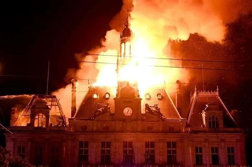 Tòa thị chính 143 năm tuổi bị người biểu tình thiêu rụi, Tổng thống Pháp Macron thề sẽ trừng phạt